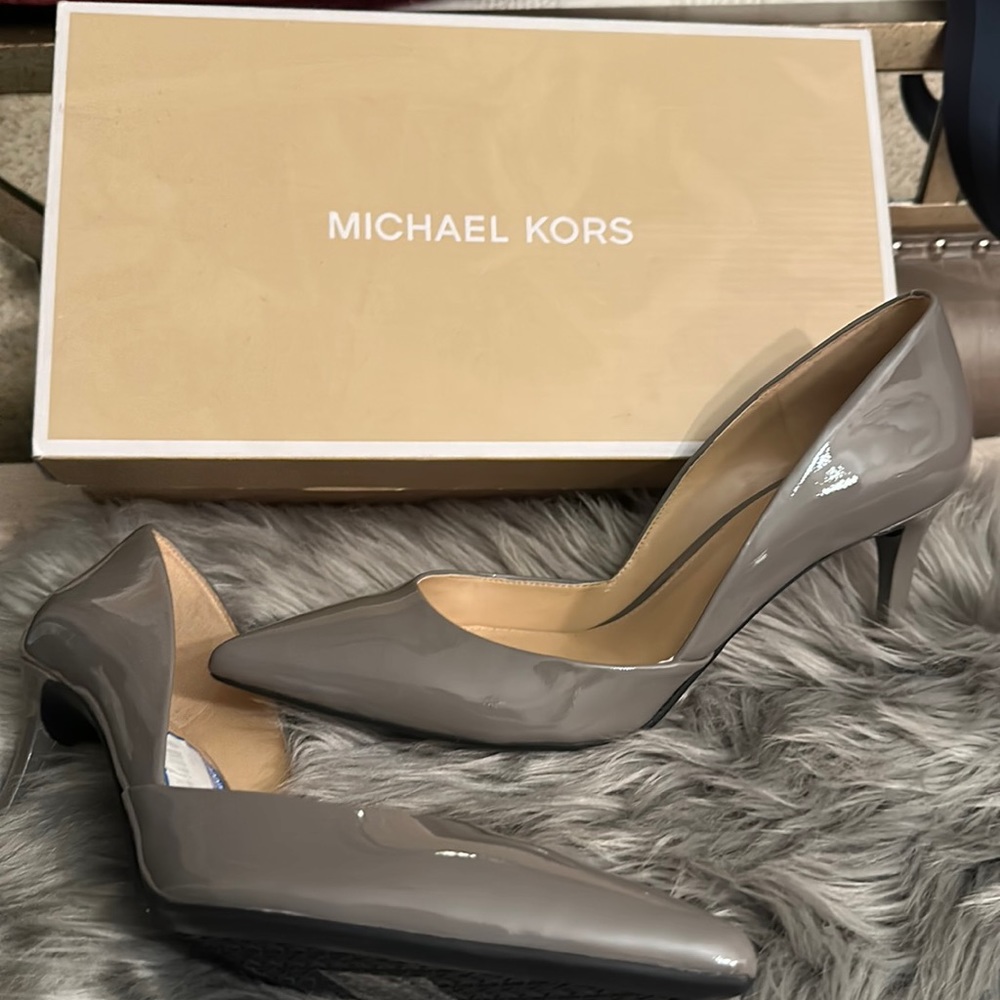 MICHAEL Michael Kors Ashby Flex Mid Pump Gray Patent - STORM